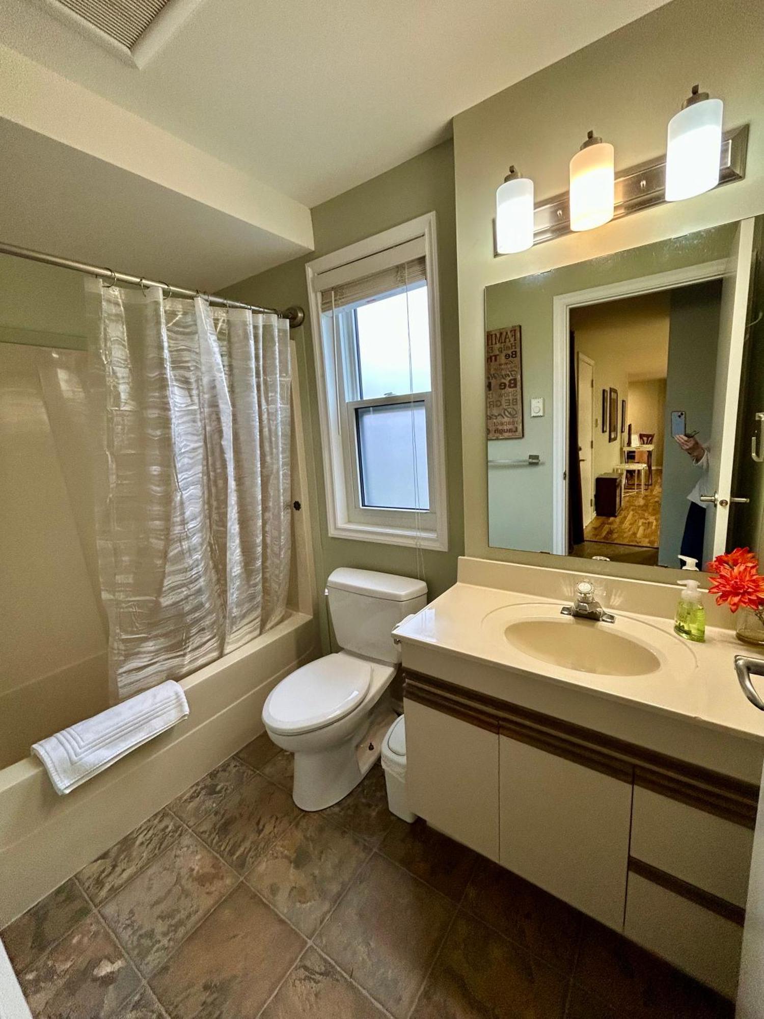 North Nanaimo Gem - Garden-View Room With Private Ensuite Eksteriør bilde